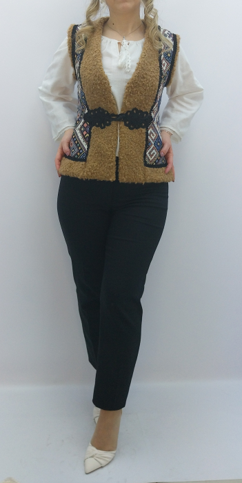 Vestă tradițională damă îmblănită, material moale, panouri laterale cu motive geometrice, cleme metalice, croială comodă. Ideală pentru iarnă și ținute tradiționale. [5]