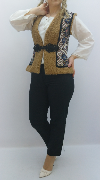 Vestă tradițională damă îmblănită, material moale, panouri laterale cu motive geometrice, cleme metalice, croială comodă. Ideală pentru iarnă și ținute tradiționale. [2]