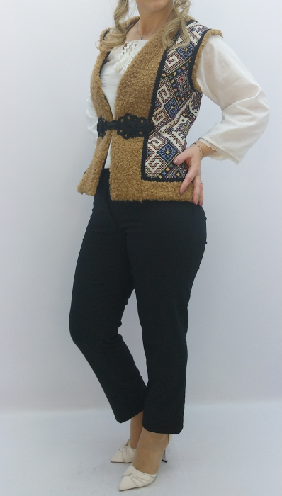 Vestă tradițională damă îmblănită, material moale, panouri laterale cu motive geometrice, cleme metalice, croială comodă. Ideală pentru iarnă și ținute tradiționale. [3]