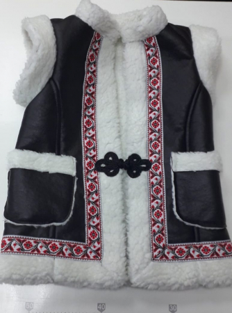 traditional copii - Vesta tradițională îmblănită neagră cu motive românești din piele ecologică și blăniță albă moale. Călduroasă, elegantă și autentică – perfectă pentru ținute populare sau sărbători tradiționale.