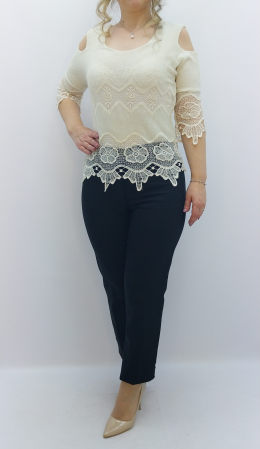 bluza-dama-crem-dantela-umeri-decupati-dadas.jpg [3]