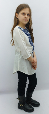 bluza-tip-ie-alba-cu-broderie-albastra-fete-camasa-traditionala-atelier-dadas-doraly-constanta.jpg [1]