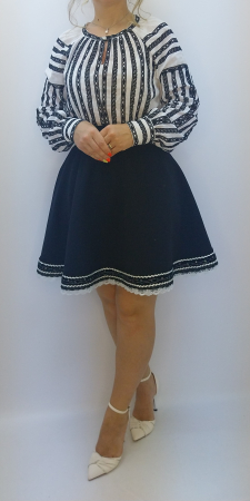 Costum popular tradițional românesc pentru femei – ie cu negru și fustă traditionala clos elegantă [9]