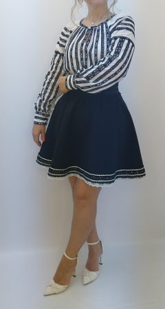 Costum popular tradițional românesc pentru femei – ie cu negru și fustă traditionala clos elegantă [15]