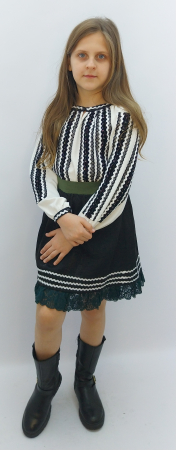 costum-traditional-popular-stilizat-ie-alba-broderie-neagra-si-fusta-fete-atelier-dadas-doraly-constanta.jpg [4]