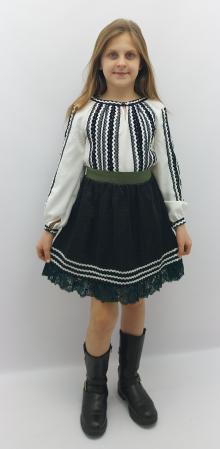 costum-traditional-popular-stilizat-ie-alba-broderie-neagra-si-fusta-fete-atelier-dadas-doraly-constanta.jpg [0]