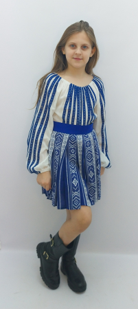 Traditional copii - costum-traditional-romanesc-fete-ie-panza-topita-subtire-fusta-plisata-albastra-doraly-constanta-atelier-dadas.jpg