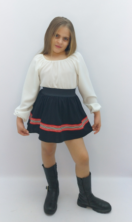fusta-sport-fete-bleumarin-benzi-rosii-albe-haine-copii-doraly-constanta-atelier-dadas.jpg [7]