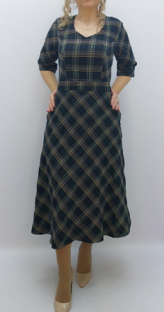 casual adulti - Rochie elegantă midi din stofă fină în carouri, cu decolteu în V și buzunare laterale. Un design clasic reinterpretat cu rafinament modern.