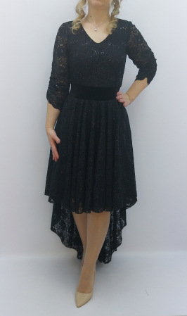 Rochie premium din dantelă neagră, cu croială high-low, talie marcată și mâneci trei-sferturi. Elegantă, sofisticată, ideală pentru evenimente speciale, cocktail și seri de gală. [2]