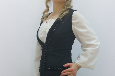 Vestă Damă din Stofă Neagră Elastică, Taliată, cu Influențe Tradiționale Ușoare – Dadas [6]