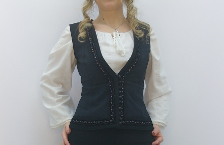 Vestă Damă din Stofă Neagră Elastică, Taliată, cu Influențe Tradiționale Ușoare – Dadas [4]
