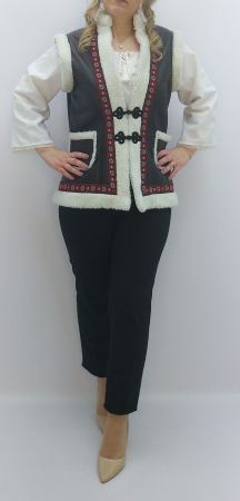 Vestă tradițională îmblănită cu broderie și închizători metalice, realizată din materiale premium. Perfectă pentru ținute folk, festivaluri, evenimente culturale și stil tradițional reinterpretat modern. [2]