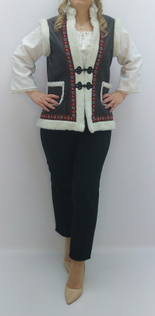 Vestă tradițională îmblănită cu broderie și închizători metalice, realizată din materiale premium. Perfectă pentru ținute folk, festivaluri, evenimente culturale și stil tradițional reinterpretat modern. [1]