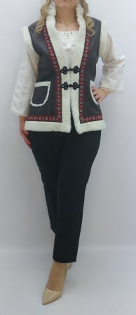 traditional adulti - Vestă tradițională îmblănită cu broderie și închizători metalice, realizată din materiale premium. Perfectă pentru ținute folk, festivaluri, evenimente culturale și stil tradițional reinterpretat modern.