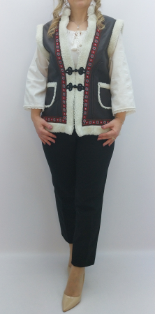 Vestă tradițională îmblănită cu broderie și închizători metalice, realizată din materiale premium. Perfectă pentru ținute folk, festivaluri, evenimente culturale și stil tradițional reinterpretat modern. [3]