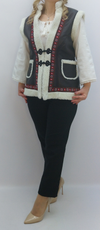 Vestă tradițională îmblănită cu broderie și închizători metalice, realizată din materiale premium. Perfectă pentru ținute folk, festivaluri, evenimente culturale și stil tradițional reinterpretat modern. [4]