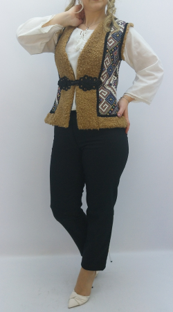 Vestă tradițională damă îmblănită, material moale, panouri laterale cu motive geometrice, cleme metalice, croială comodă. Ideală pentru iarnă și ținute tradiționale. [1]