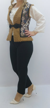 Vestă tradițională damă îmblănită, material moale, panouri laterale cu motive geometrice, cleme metalice, croială comodă. Ideală pentru iarnă și ținute tradiționale. [3]