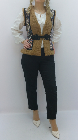 traditional adulti - Vestă tradițională damă îmblănită, material moale, panouri laterale cu motive geometrice, cleme metalice, croială comodă. Ideală pentru iarnă și ținute tradiționale.