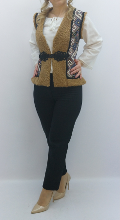 Vestă tradițională damă îmblănită, material moale, panouri laterale cu motive geometrice, cleme metalice, croială comodă. Ideală pentru iarnă și ținute tradiționale. [7]