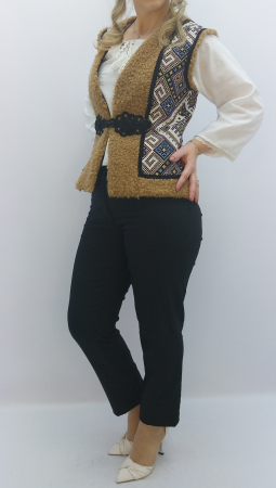 Vestă tradițională damă îmblănită, material moale, panouri laterale cu motive geometrice, cleme metalice, croială comodă. Ideală pentru iarnă și ținute tradiționale. [2]