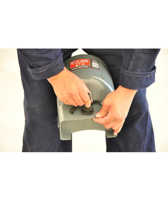 Galeata cu tetina pentru alaptarea viteilor, Milk Bar, 4l cu sistem fixare tetina, suport de prindere si carlig de blocare [7]