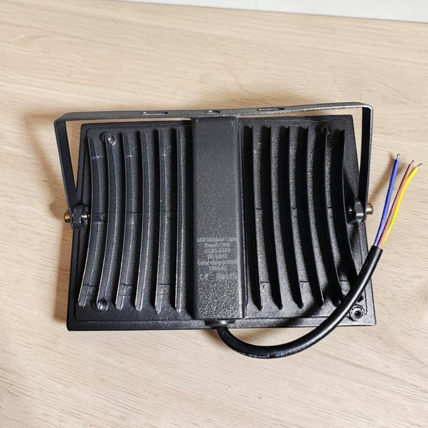 Proiector LED 70W 6500K IP66 montat la exterior pentru iluminarea descriere [4]