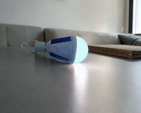 Bec LED Solar E27 12W 6500K cu Acumulator 1200mAh și 3 Panouri Solare [2]