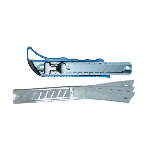 Scule utile / sonerii / rulete - Cutter profesional metalic cu 3 lame de rezerva