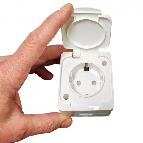 Priză simplă cu împământare si cu protectie copii, IP44 alb, montaj aplicat - Imagine produs en-gros [1]