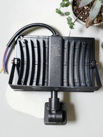Proiector LED 50W 6500K IP66 montat la exterior pentru iluminarea descriere [2]