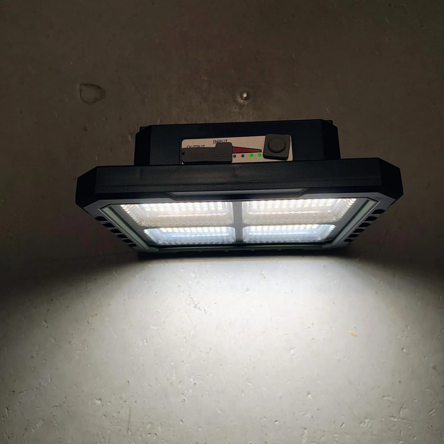 Proiector BL-930 cu panou solar pliabil si cablu de aproximativ 3 metri [3]