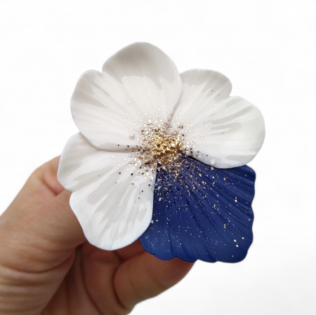 Flora in Porcelain - Blue & white porcelain brooch - Daniela Cățoi