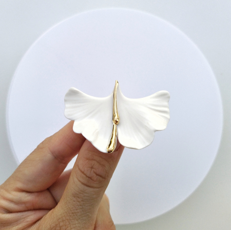 Flora in Porcelain - Golden drip ginkgo biloba brooch - Daniela Cățoi