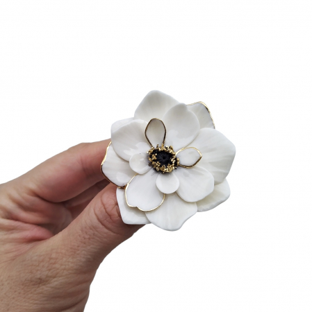 Flora in Porcelain - White anemone porcelain brooch