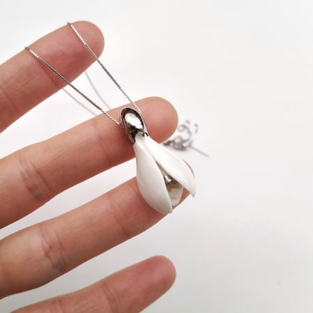 Flora in Porcelain - White-platinum porcelain snowdrops pendant - Daniela Catoi