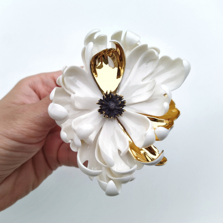 Flora in Porcelain - Wild anemone porcelain brooch