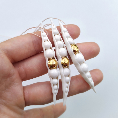 White porcelain pod pendant - Daniela Cățoi [1]