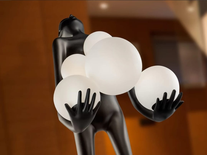 Lampadar statement F 9101 M, fibră de sticlă neagră, formă umană cu 6 globuri din sticlă albă, H 180 cm [4]