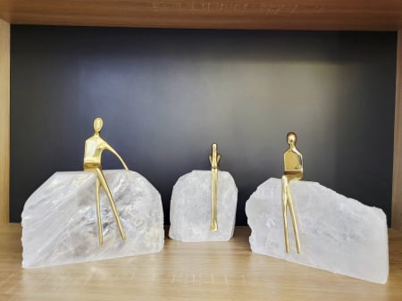 Sculptură abstractă aurie din metal pe bază din piatră naturală – figură stilizată, 20 cm, model 3331 [2]