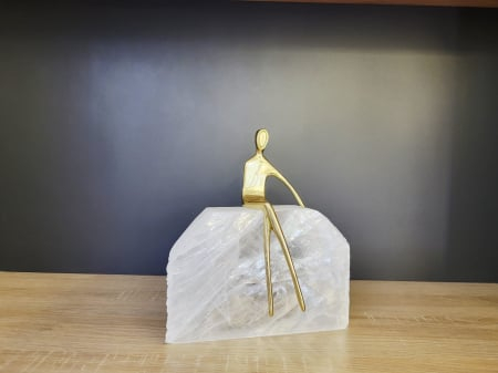 Sculptură abstractă aurie din metal pe bază din piatră naturală – figură stilizată, 20 cm, model 3331 [1]