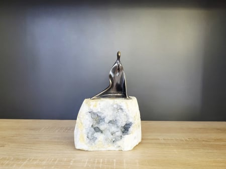 Statuetă decorativă metalică auriu–aramiu cu bază din cristale naturale – 20 cm [2]