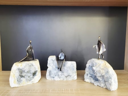 Statuetă decorativă metalică auriu–aramiu cu bază din cristale naturale – 20 cm [3]