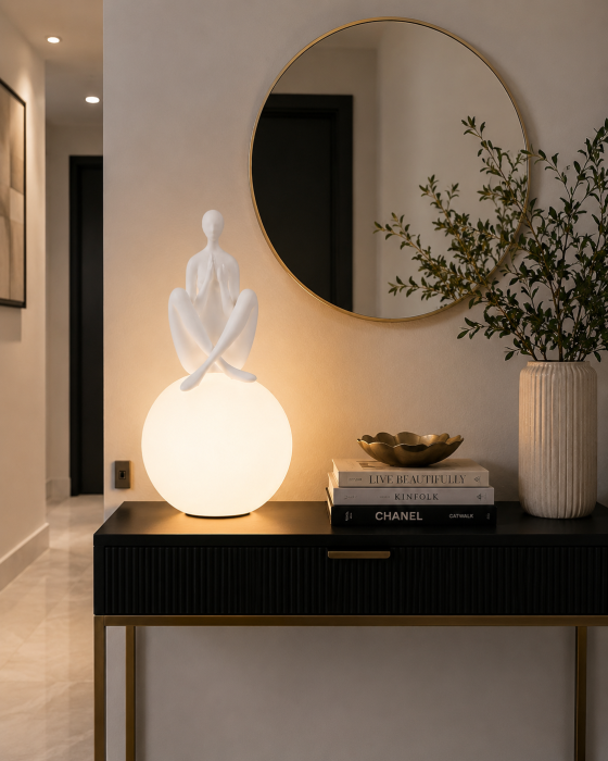 Veioză decorativă T1255 cu statuetă albă sau neagră și glob luminos din acril alb mat [2]