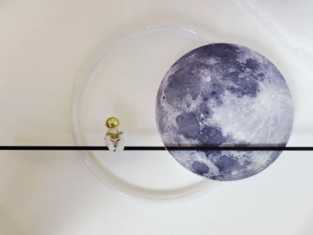 APLICE SI PLAFONIERE - Aplica de perete metalică aurie model 2557 cu astronaut și lună, cerc luminos 50 cm