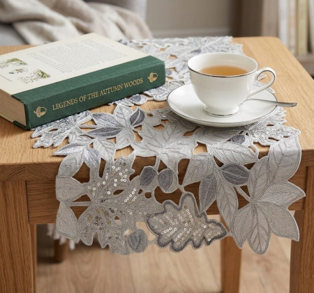 DECORATIUNI - Napron masă LP 87 gri cu frunze decupate și paiete argintii 40x85 cm decor elegant