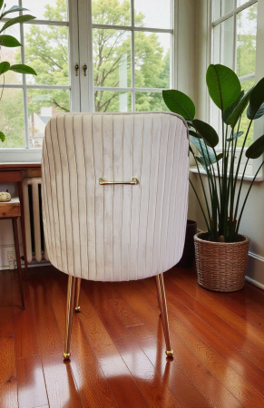 Scaun modern S15 – catifea bej, picioare aurii metalice, confort și rafinament în fiecare detaliu [1]