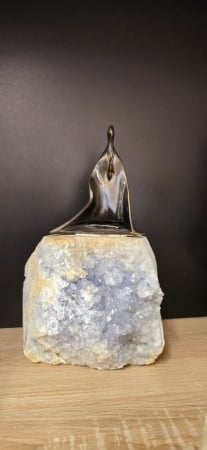 DECORATIUNI - Statuetă decorativă metalică auriu–aramiu cu bază din cristale naturale – 20 cm