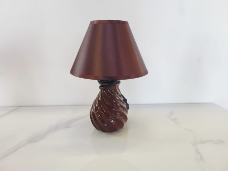VEIOZE SI LAMPADARE - Veioză 095 – design elegant din ceramică cu abajur textil, culori rafinate roșu, maro, albastru